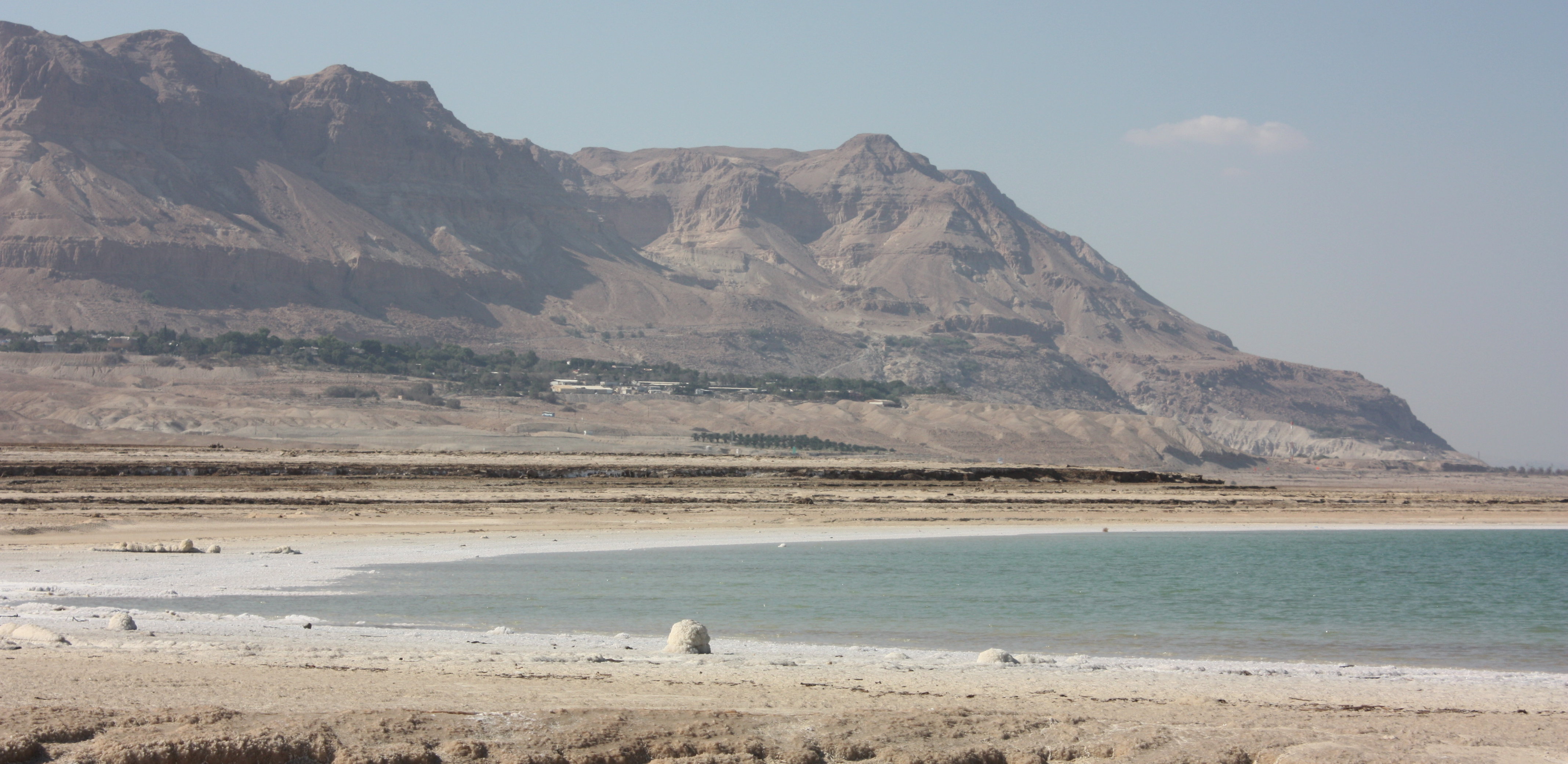 Ufer des Toten Meeres mit Blick auf En-Gedi und einer abfallenden Klippe