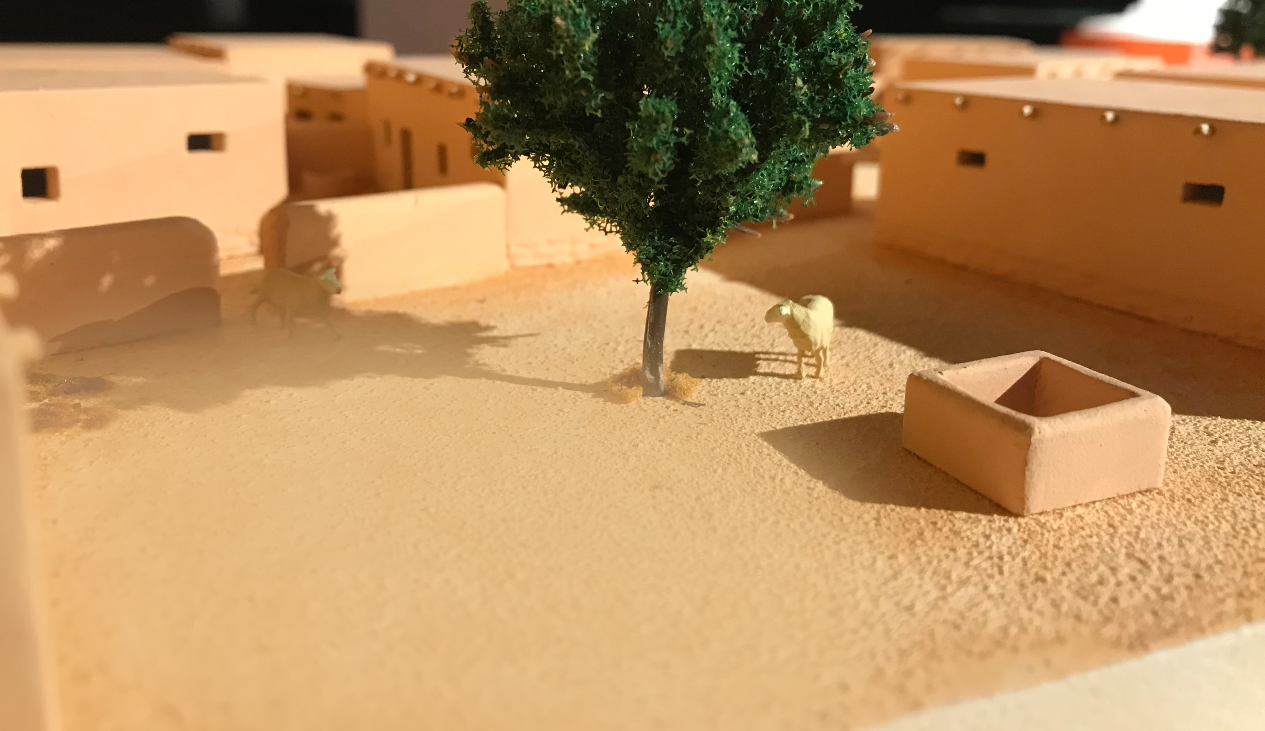 Detailansicht eines Siedlungsmodells mit Baum und rechteckigen Häusern