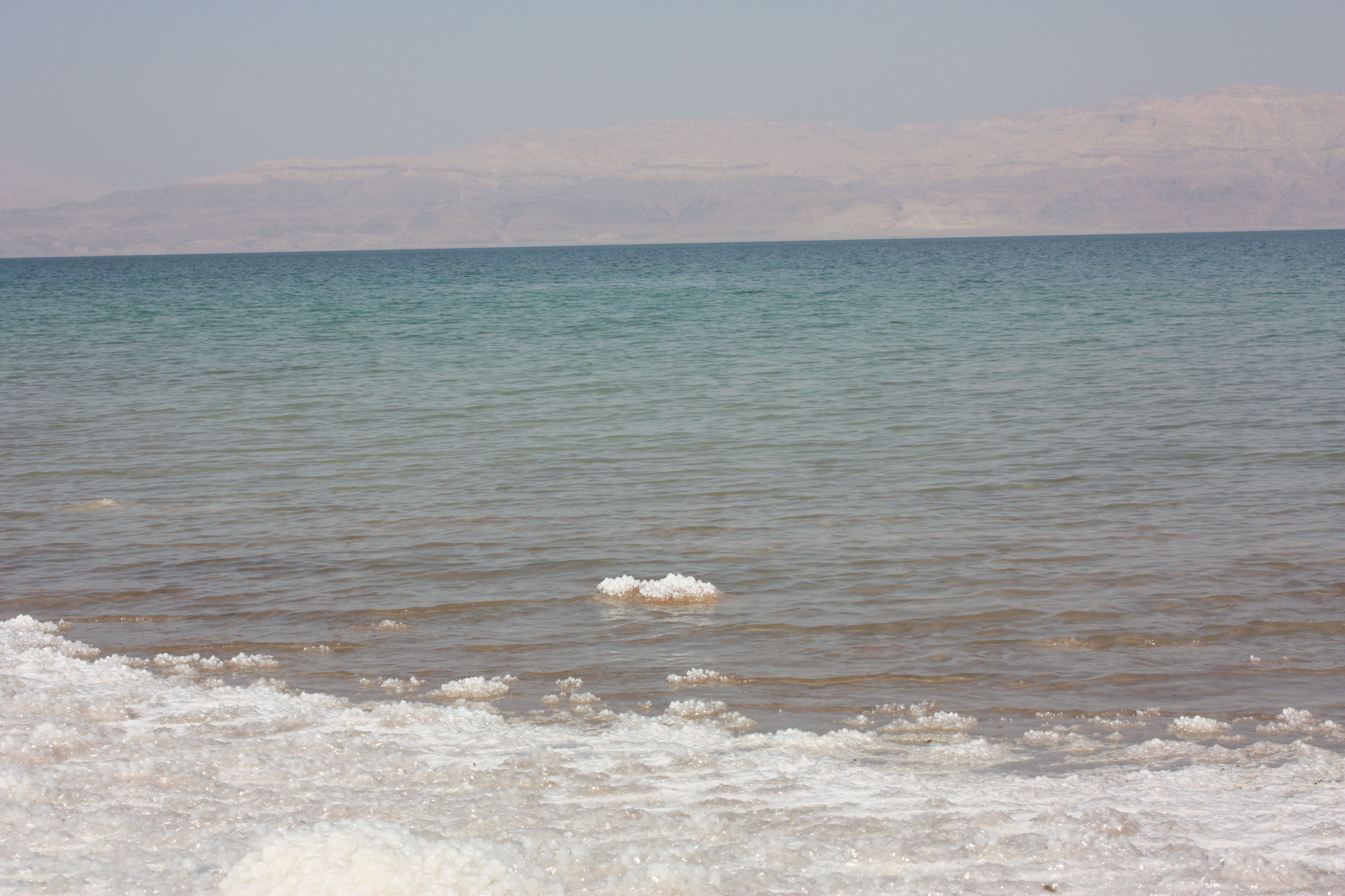 Foto vom Ufer auf das Tote Meer mit Bergen im Hintergrund