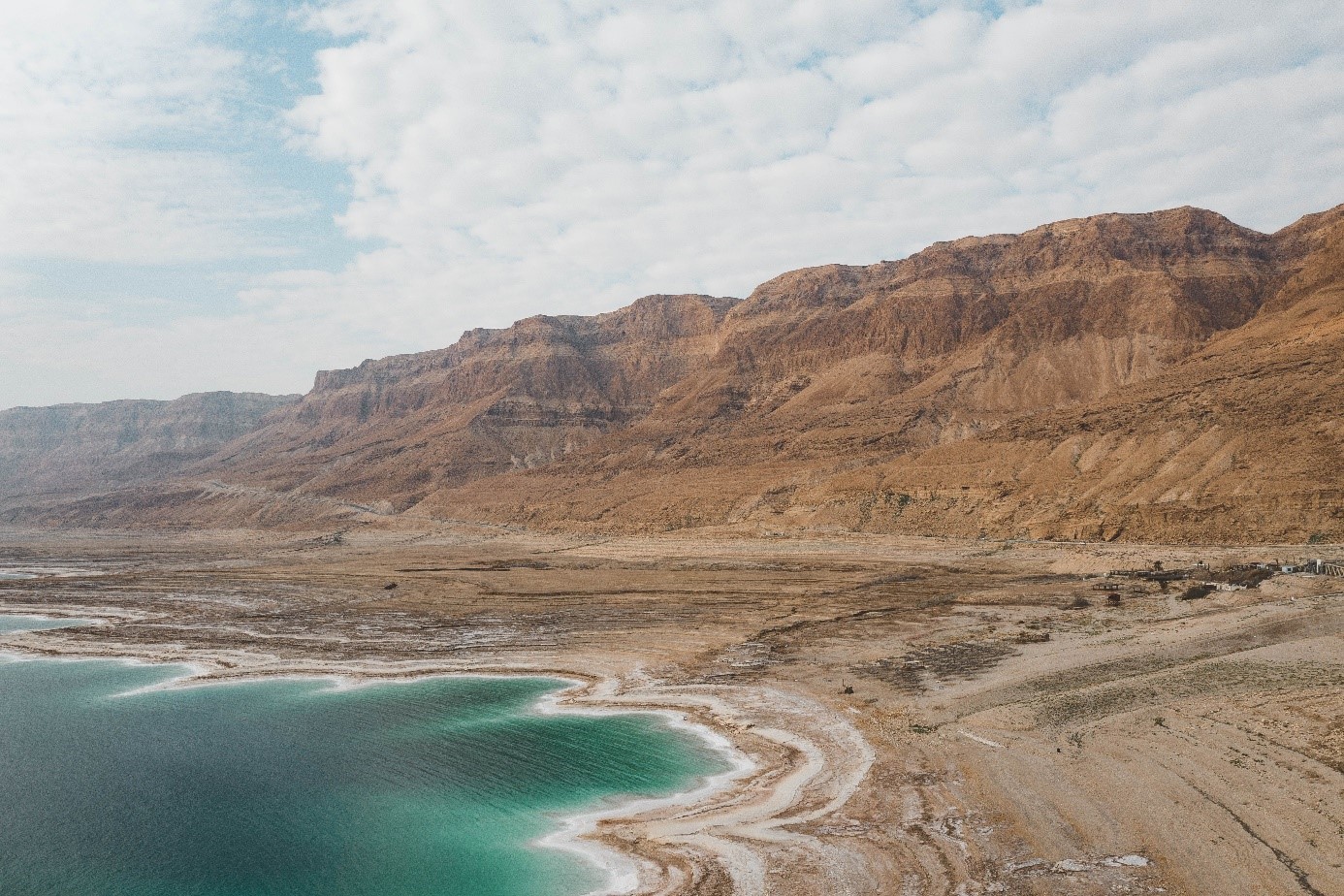 Landschaftsbild mit Bergen und dem Ufer des Toten Meeres