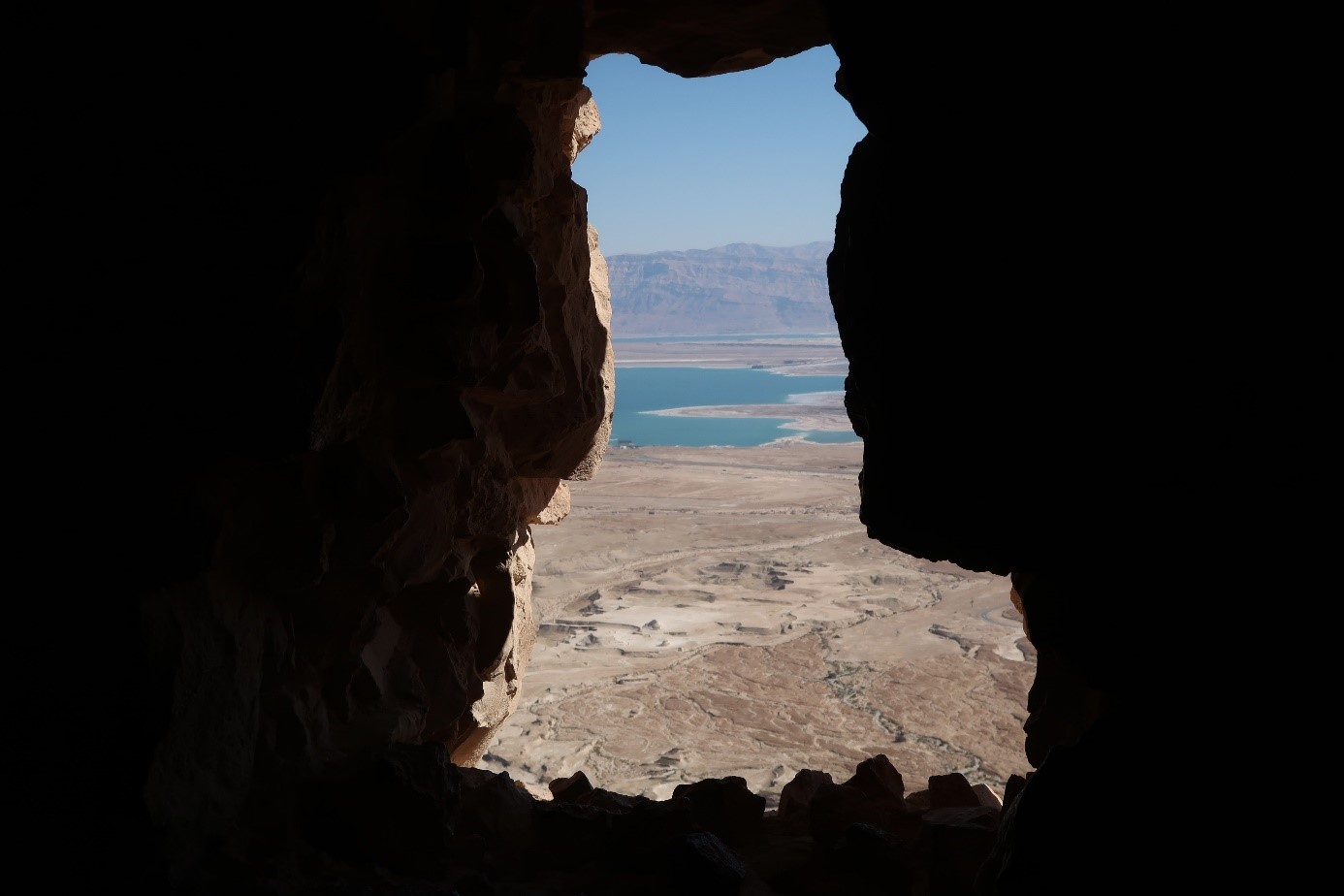 Blick auf das Tote Meer aus einer der Höhlen