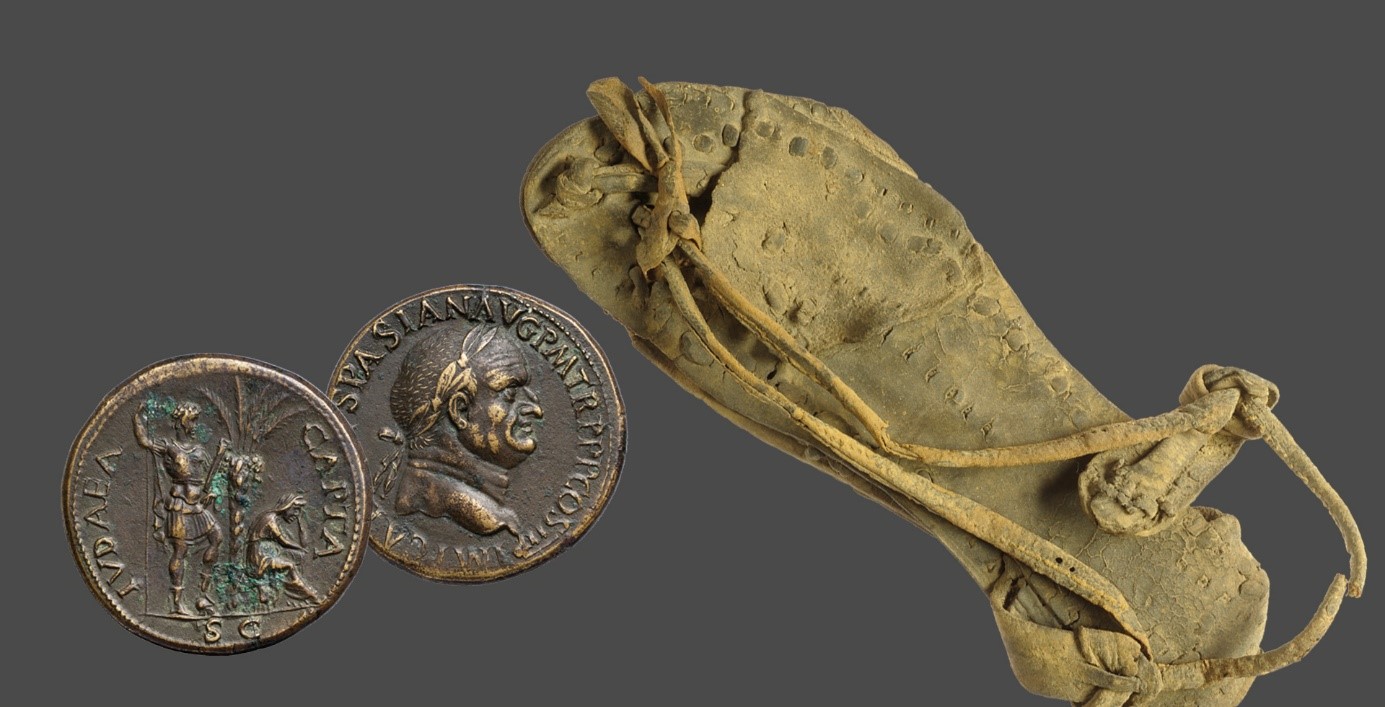 Ansicht einer römischen Münze und einer römischen Sandale